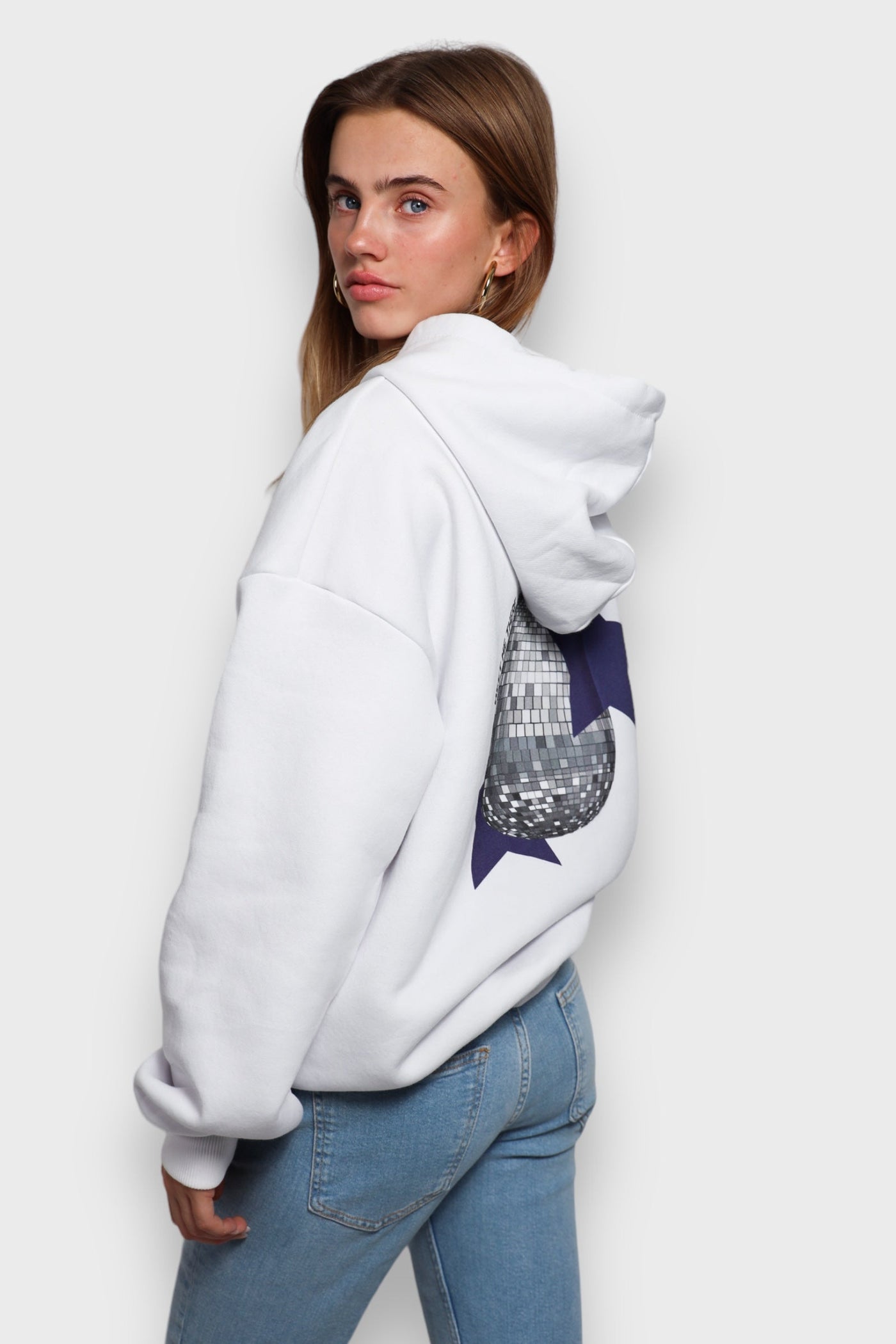GlamShine Hoodie til Kvinder – Tøjet med Discoball Print og Komfort Bonusvis