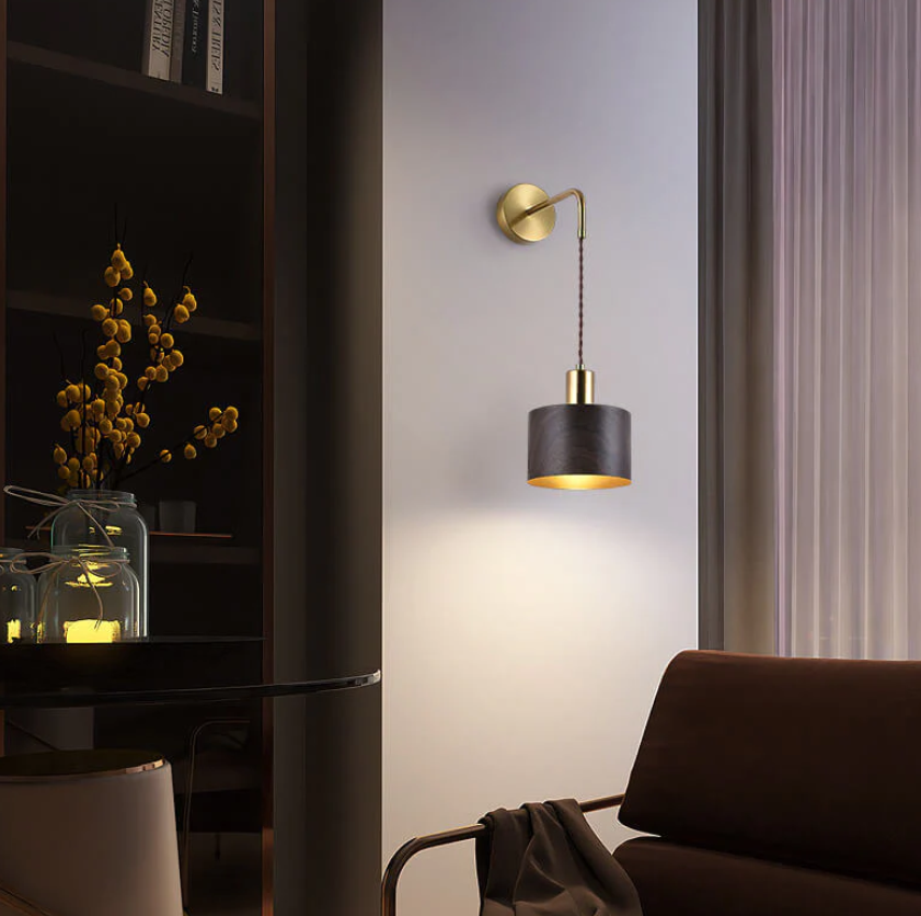 Moderne LED Væglampe med Guldbase og Metal Skærm – Elegant Design til Indendørs Brug Bonusvis
