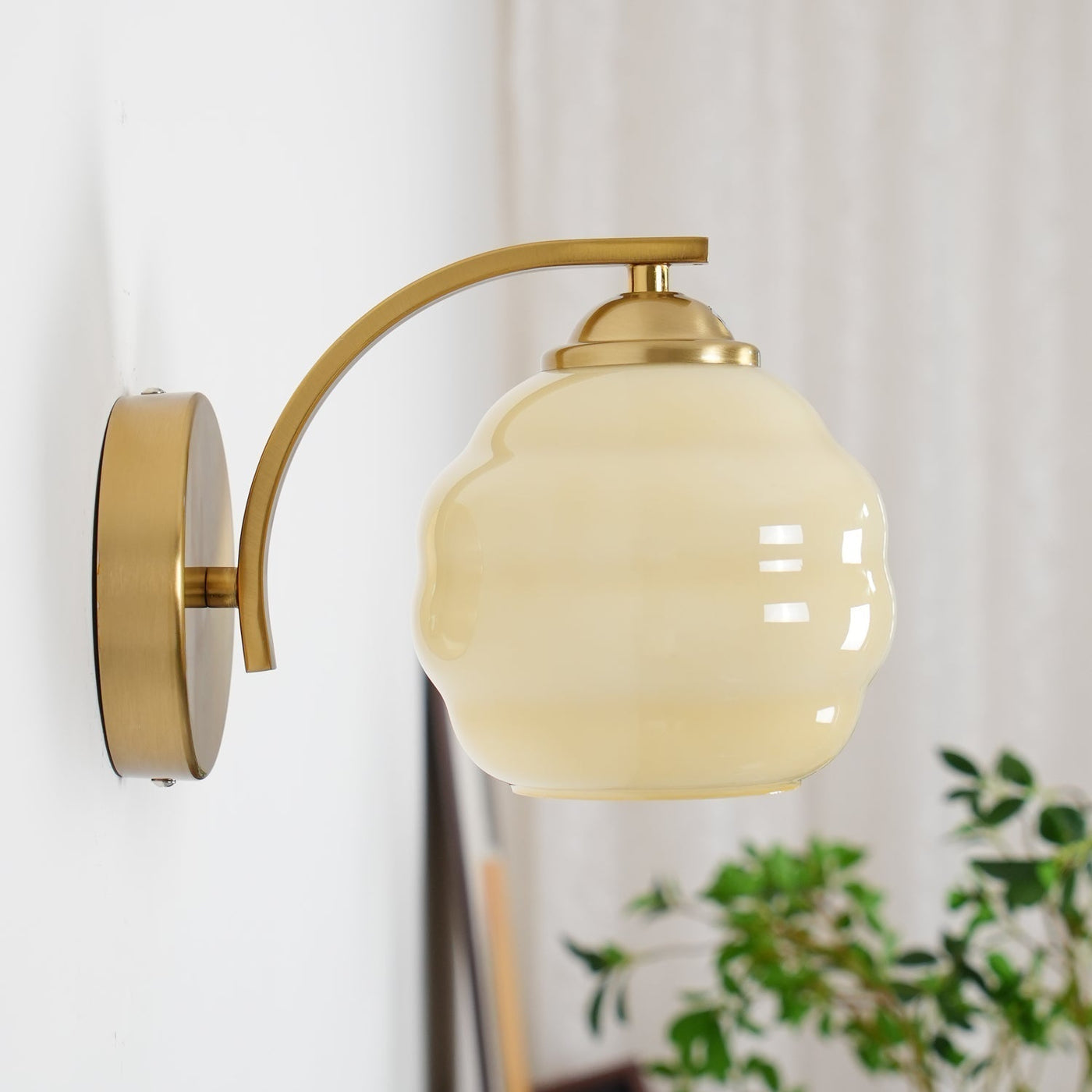 LumiRetro Art Deco Lampe – Elegant Vintage Design med Hvidt Glas og Metalramme Bonusvis
