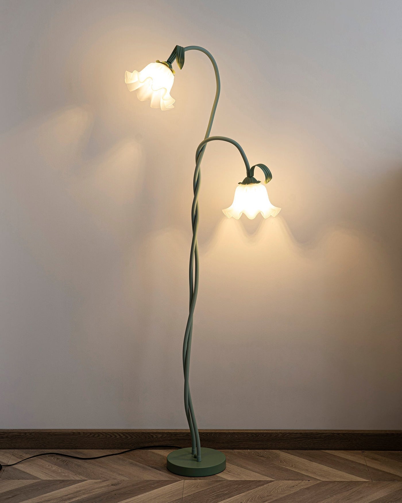 Calla Lampadaire – Elegant Gulvlampe med Delikate Hvidt Calla-Blomster Bonusvis