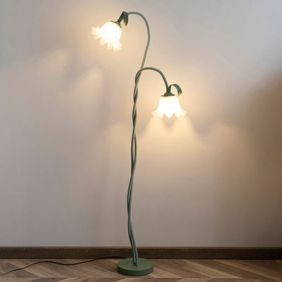 Calla Lampadaire – Elegant Gulvlampe med Delikate Hvidt Calla-Blomster 2 Heads Ø 20cm x H 170cm ∅ 7.8″ x H 66.9″ Acrylic lampshade Grøn og hvid Bonusvis