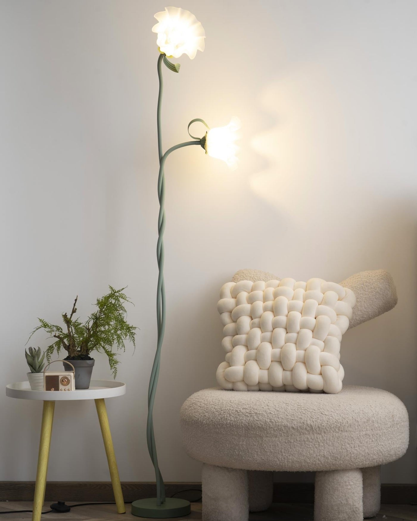 Calla Lampadaire – Elegant Gulvlampe med Delikate Hvidt Calla-Blomster Bonusvis