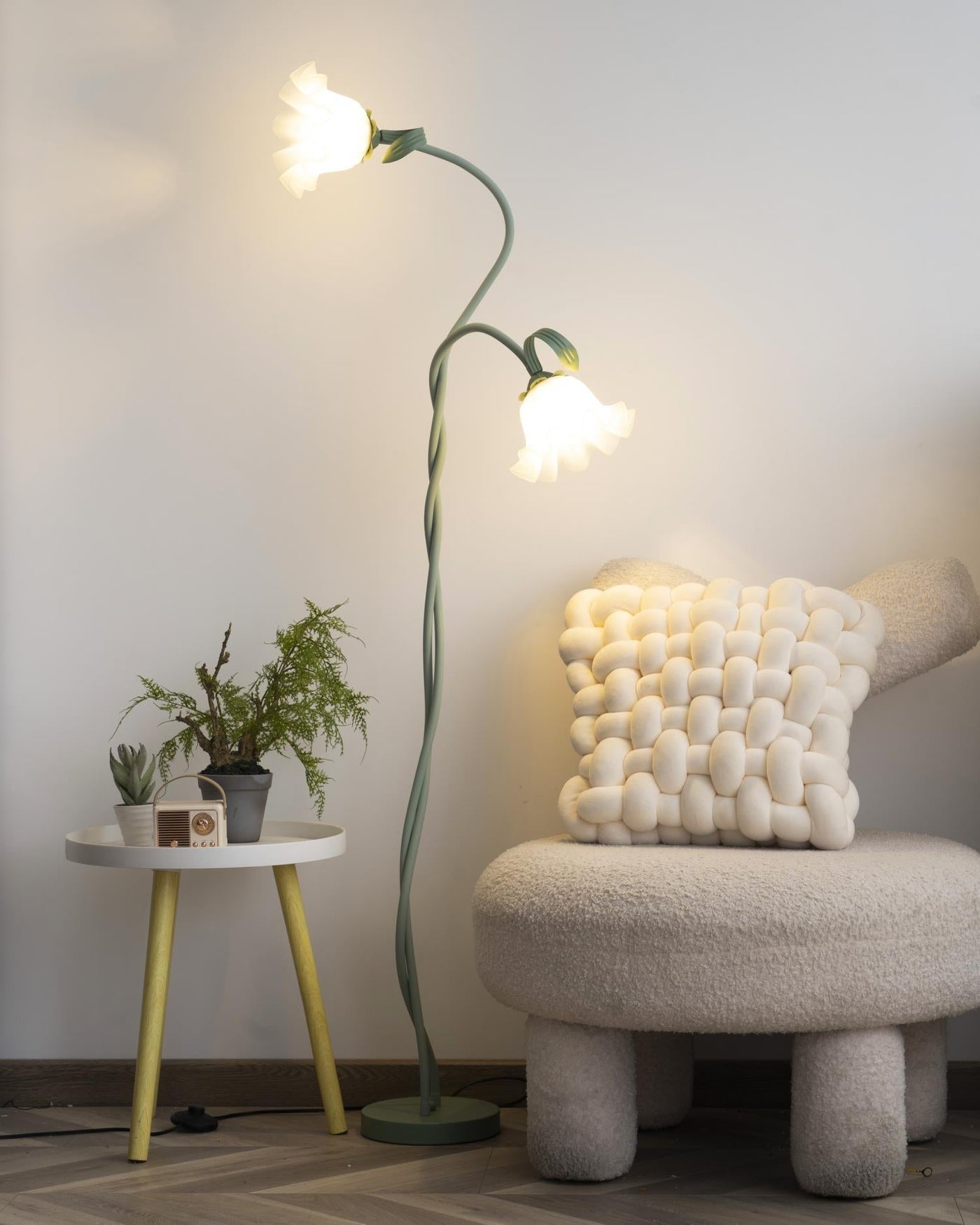 Calla Lampadaire – Elegant Gulvlampe med Delikate Hvidt Calla-Blomster Bonusvis