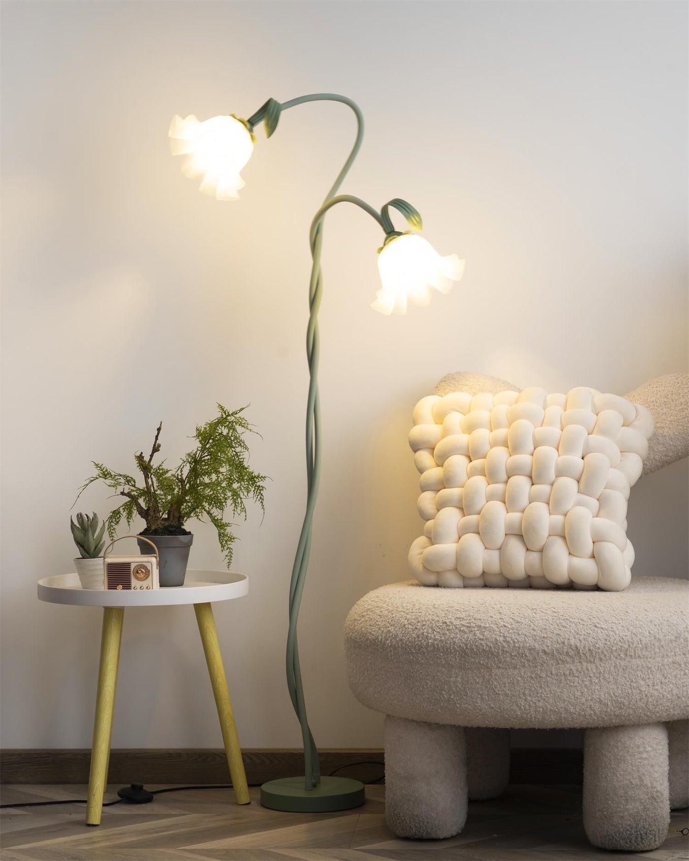 Calla Lampadaire – Elegant Gulvlampe med Delikate Hvidt Calla-Blomster Bonusvis