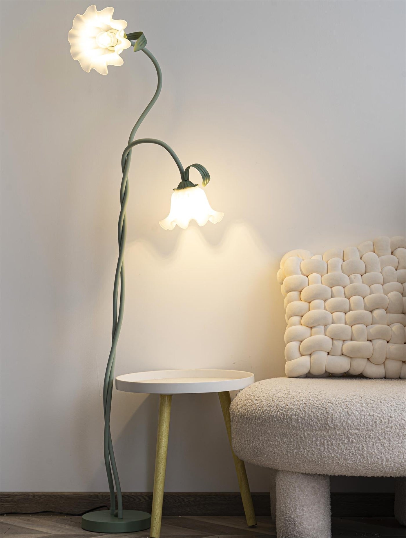 Calla Lampadaire – Elegant Gulvlampe med Delikate Hvidt Calla-Blomster Bonusvis