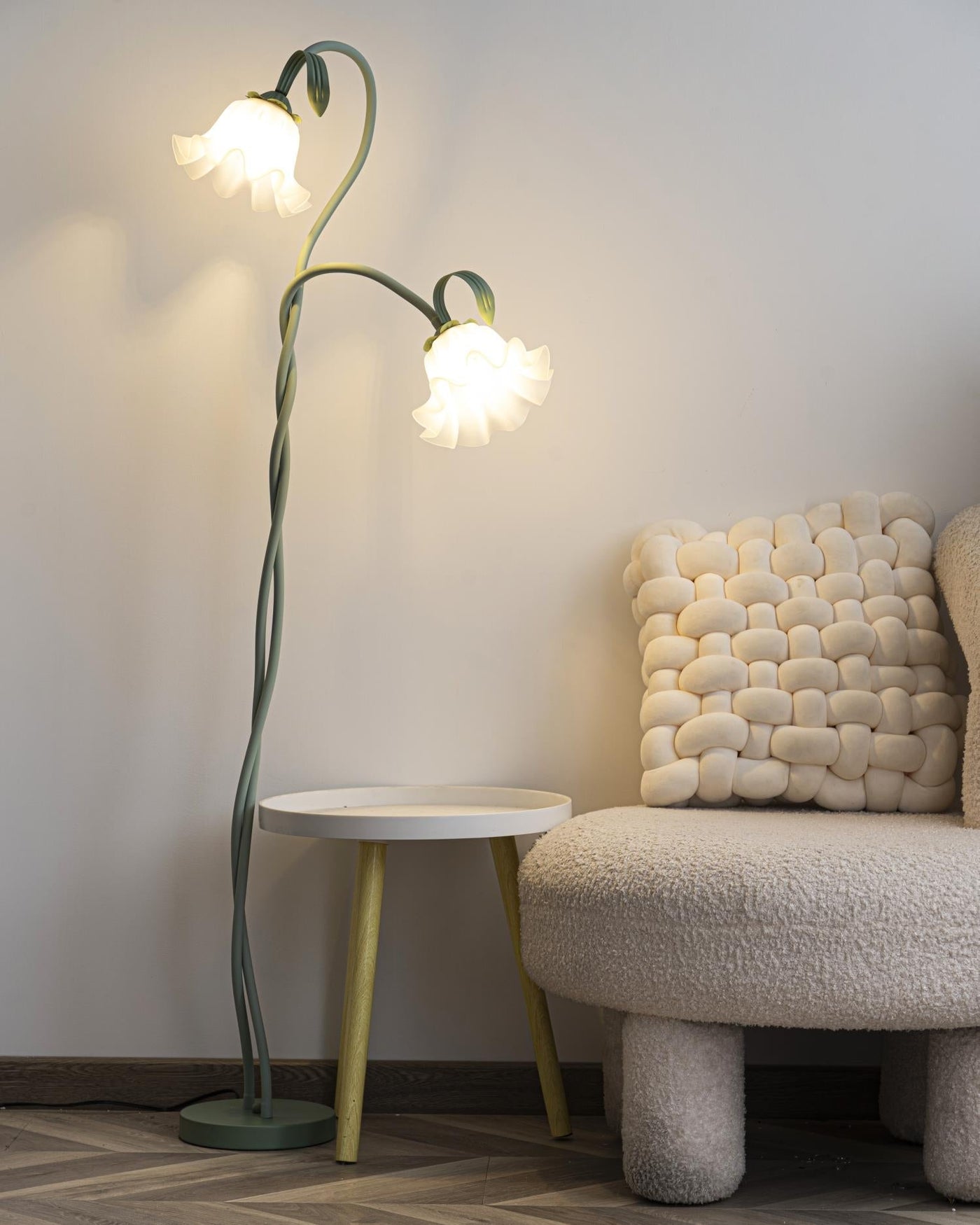 Calla Lampadaire – Elegant Gulvlampe med Delikate Hvidt Calla-Blomster Bonusvis