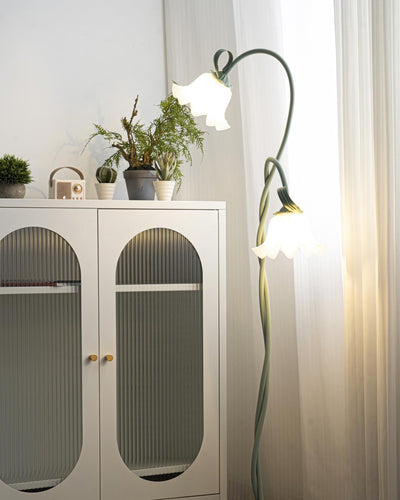 Calla Lampadaire – Elegant Gulvlampe med Delikate Hvidt Calla-Blomster Bonusvis