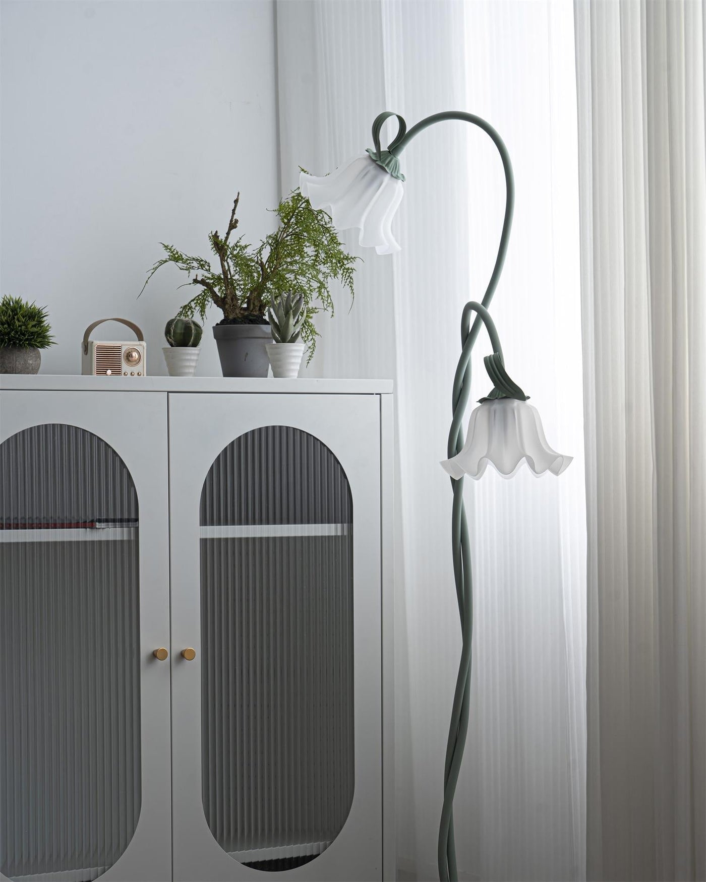 Calla Lampadaire – Elegant Gulvlampe med Delikate Hvidt Calla-Blomster Bonusvis