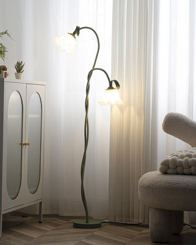 Calla Lampadaire – Elegant Gulvlampe med Delikate Hvidt Calla-Blomster Bonusvis
