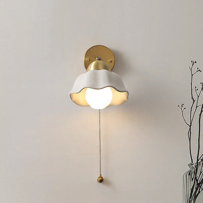 Romantisk Hvid Væglampe med Blomstermotiv – Retrodesign i Metal og Glas Bonusvis