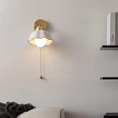 Romantisk Hvid Væglampe med Blomstermotiv – Retrodesign i Metal og Glas Bonusvis