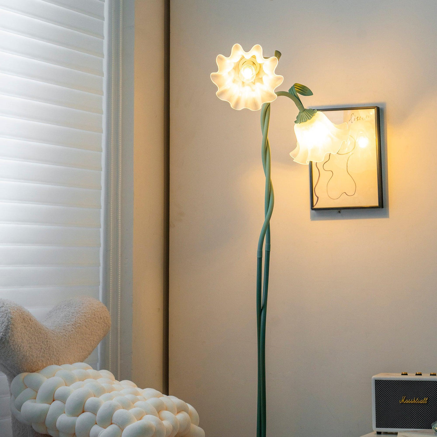 Calla Lampadaire – Elegant Gulvlampe med Delikate Hvidt Calla-Blomster Bonusvis