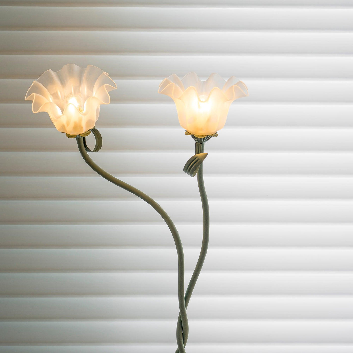 Calla Lampadaire – Elegant Gulvlampe med Delikate Hvidt Calla-Blomster Bonusvis