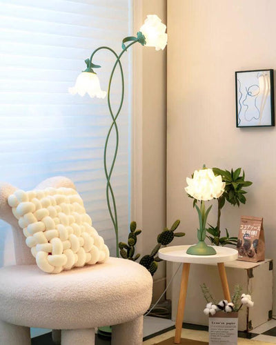 Calla Lampadaire – Elegant Gulvlampe med Delikate Hvidt Calla-Blomster Bonusvis
