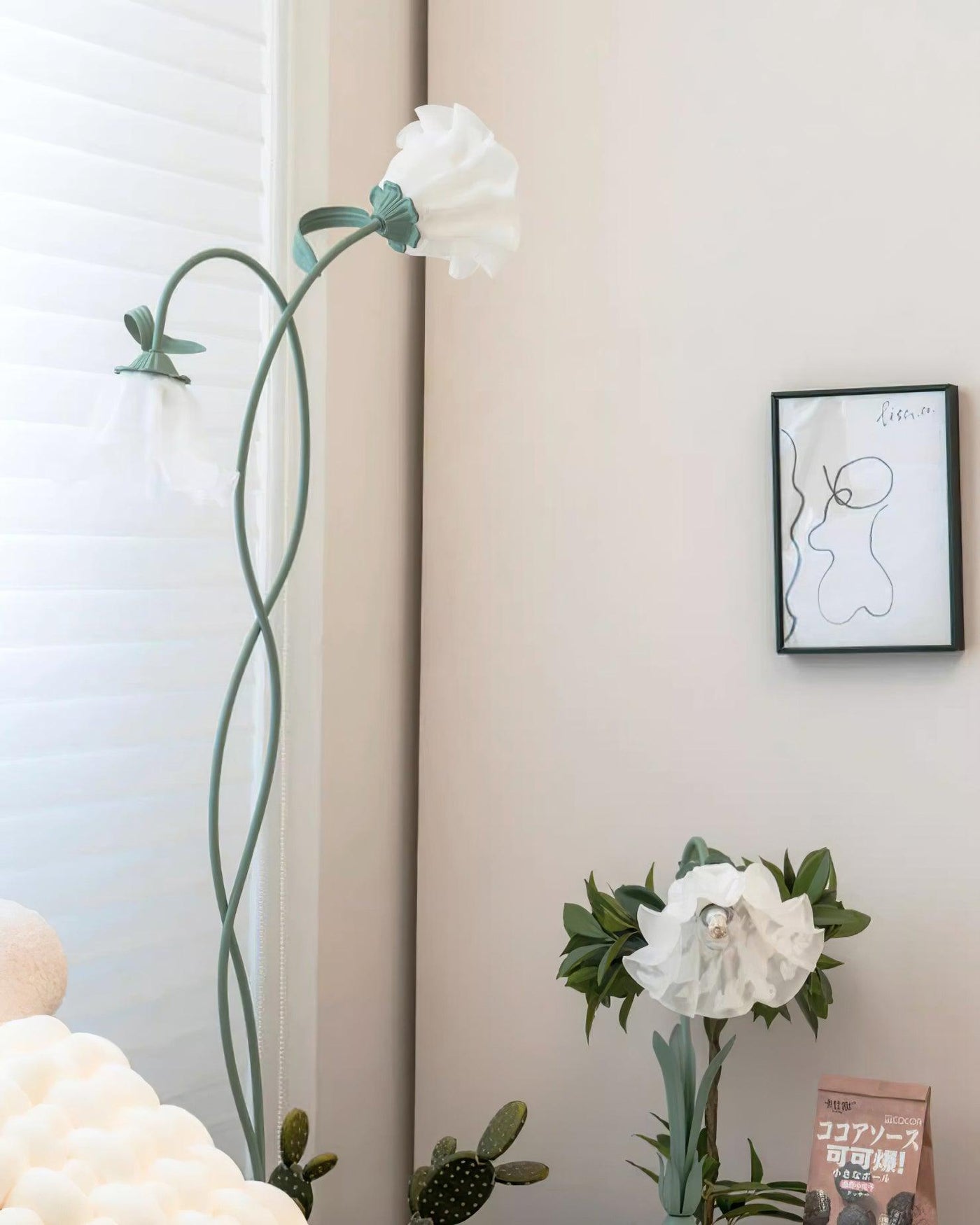 Calla Lampadaire – Elegant Gulvlampe med Delikate Hvidt Calla-Blomster Bonusvis