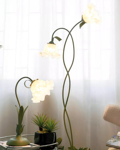 Calla Lampadaire – Elegant Gulvlampe med Delikate Hvidt Calla-Blomster Bonusvis