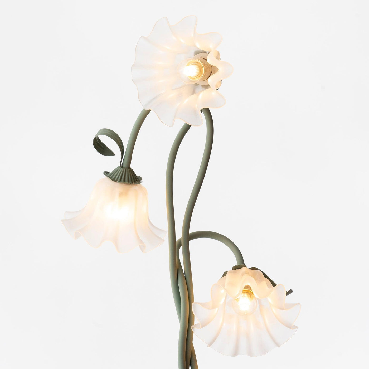 Calla Lampadaire – Elegant Gulvlampe med Delikate Hvidt Calla-Blomster Bonusvis