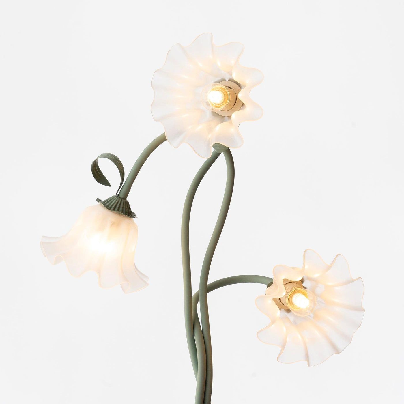 Calla Lampadaire – Elegant Gulvlampe med Delikate Hvidt Calla-Blomster Bonusvis