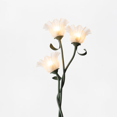 Calla Lampadaire – Elegant Gulvlampe med Delikate Hvidt Calla-Blomster 3 Head Ø 20cm x H 170cm ∅ 7.8″ x H 66.9″ Acrylic lampshade Grøn og hvid Bonusvis