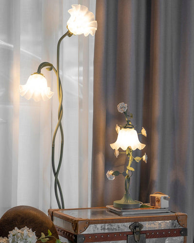 Calla Lampadaire – Elegant Gulvlampe med Delikate Hvidt Calla-Blomster Bonusvis