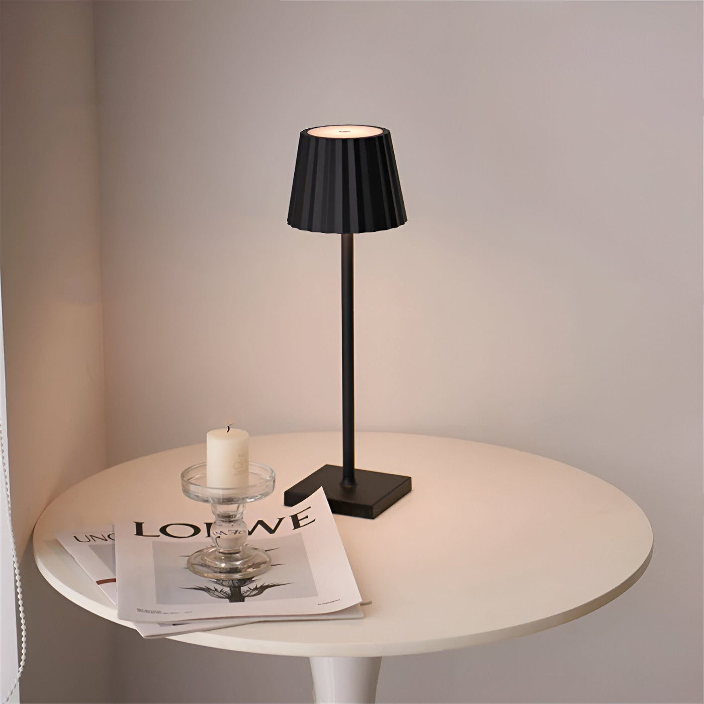 LumiFlex Trådløs LED Bordlampe med Taktile Kontrol – Justerbar Lysstyrke og Vandtæt Sort Bonusvis