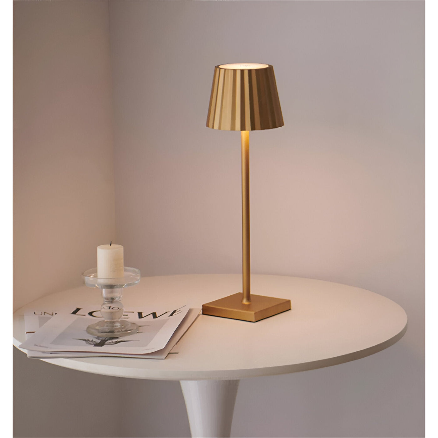 LuminaTouch Trådløs Bordlampe – Elegance, Fleksibilitet og Lang Batterilevetid Guld Bonusvis