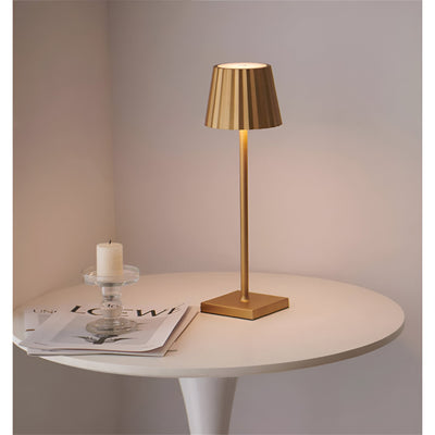 LuminaTouch Trådløs Bordlampe – Elegance, Fleksibilitet og Lang Batterilevetid Guld Bonusvis