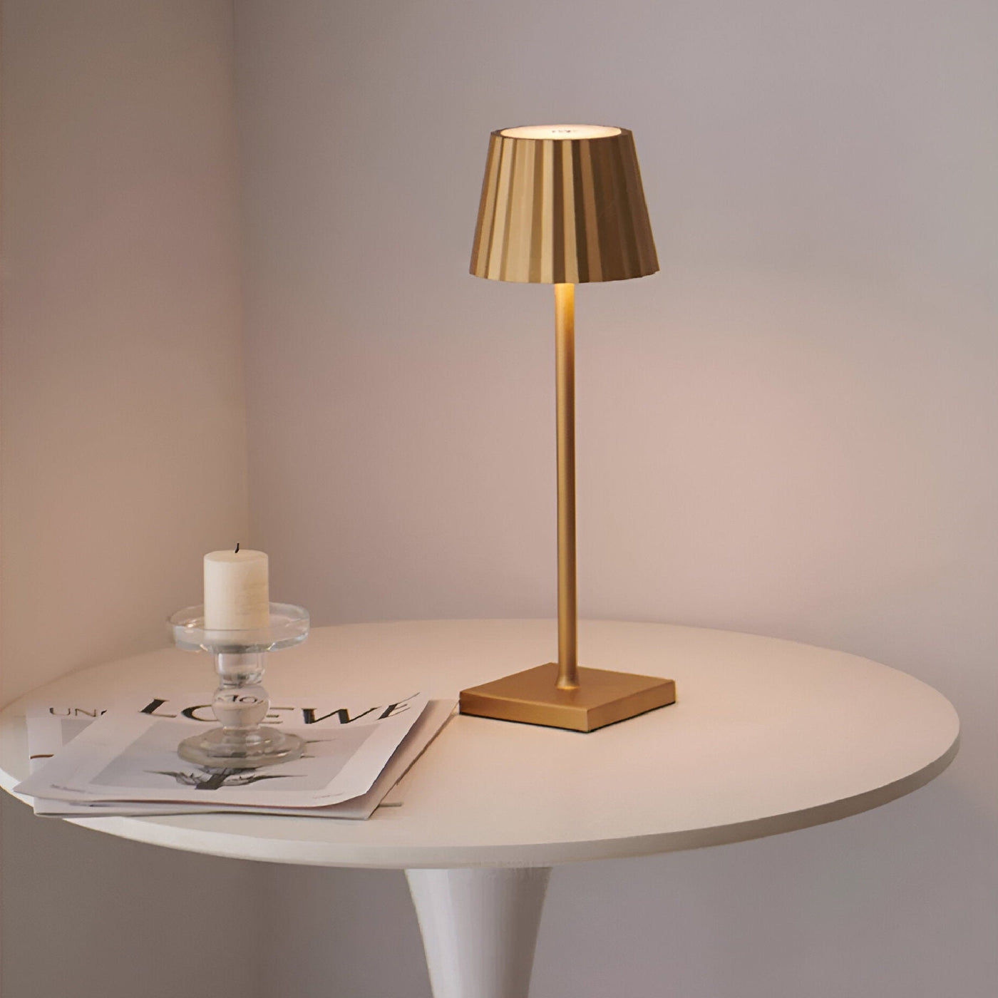 LumiFlex Trådløs LED Bordlampe med Taktile Kontrol – Justerbar Lysstyrke og Vandtæt Guld Bonusvis