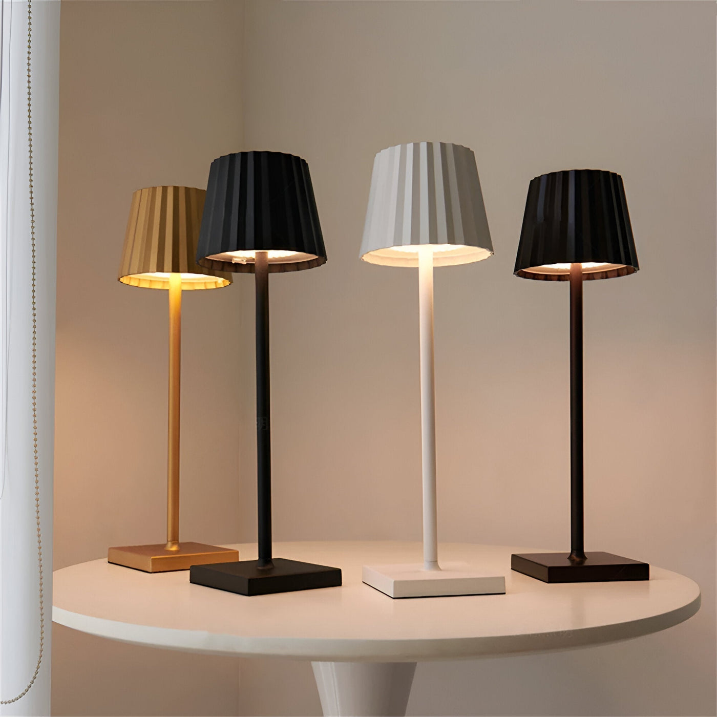 LumiFlex Trådløs LED Bordlampe med Taktile Kontrol – Justerbar Lysstyrke og Vandtæt Bonusvis