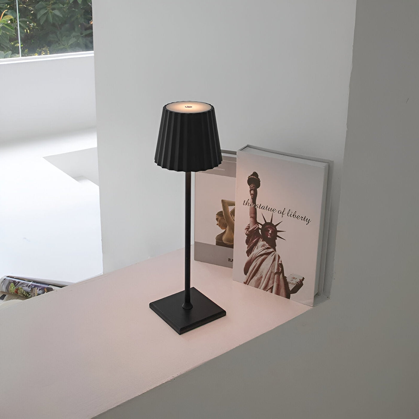 LuminaTouch Trådløs Bordlampe – Elegance, Fleksibilitet og Lang Batterilevetid Bonusvis