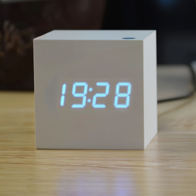 WoodTime | Elegant Digital LED Træur Hvid-Blå Bonusvis