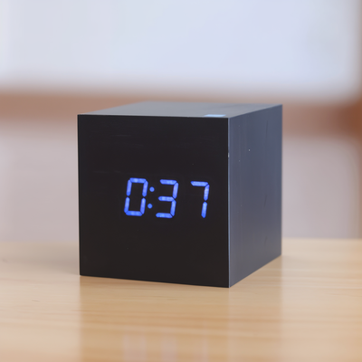 WoodTime | Elegant Digital LED Træur Sort-Blå Bonusvis