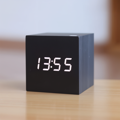 WoodTime | Elegant Digital LED Træur Sort-Hvid Bonusvis