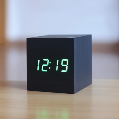 WoodTime | Elegant Digital LED Træur Sort-Grøn Bonusvis