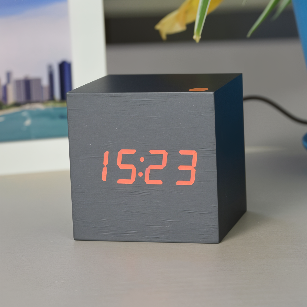 WoodTime | Elegant Digital LED Træur Sort-Rød Bonusvis