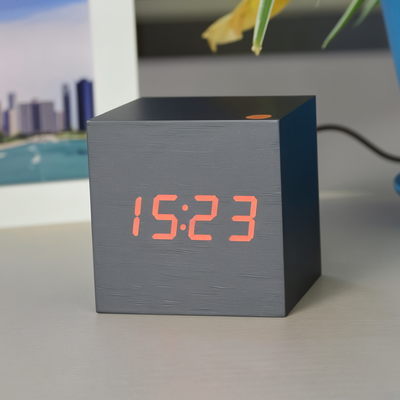 WoodTime | Elegant Digital LED Træur Sort-Rød Bonusvis