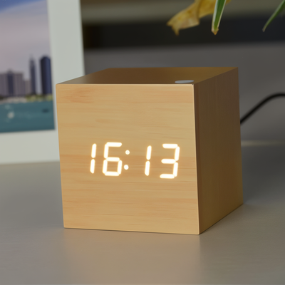 WoodTime | Elegant Digital LED Træur Gul-Hvid Bonusvis