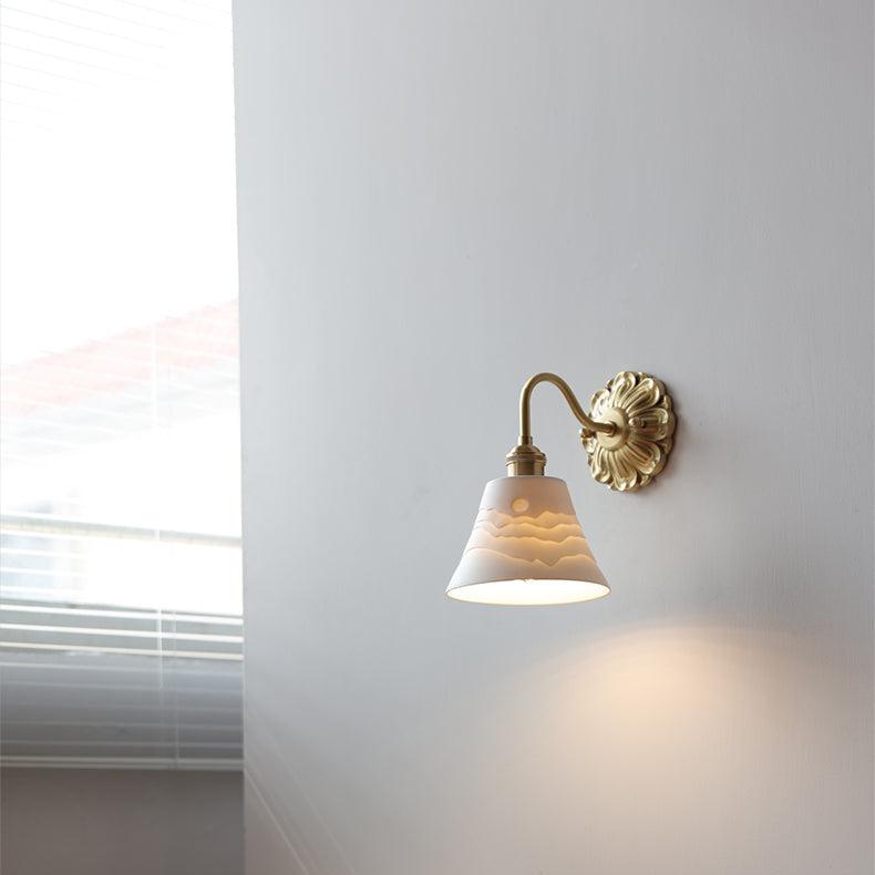 Væglampe i Messing og Hvid Keramik – Elegant og Tidløst Design Bonusvis