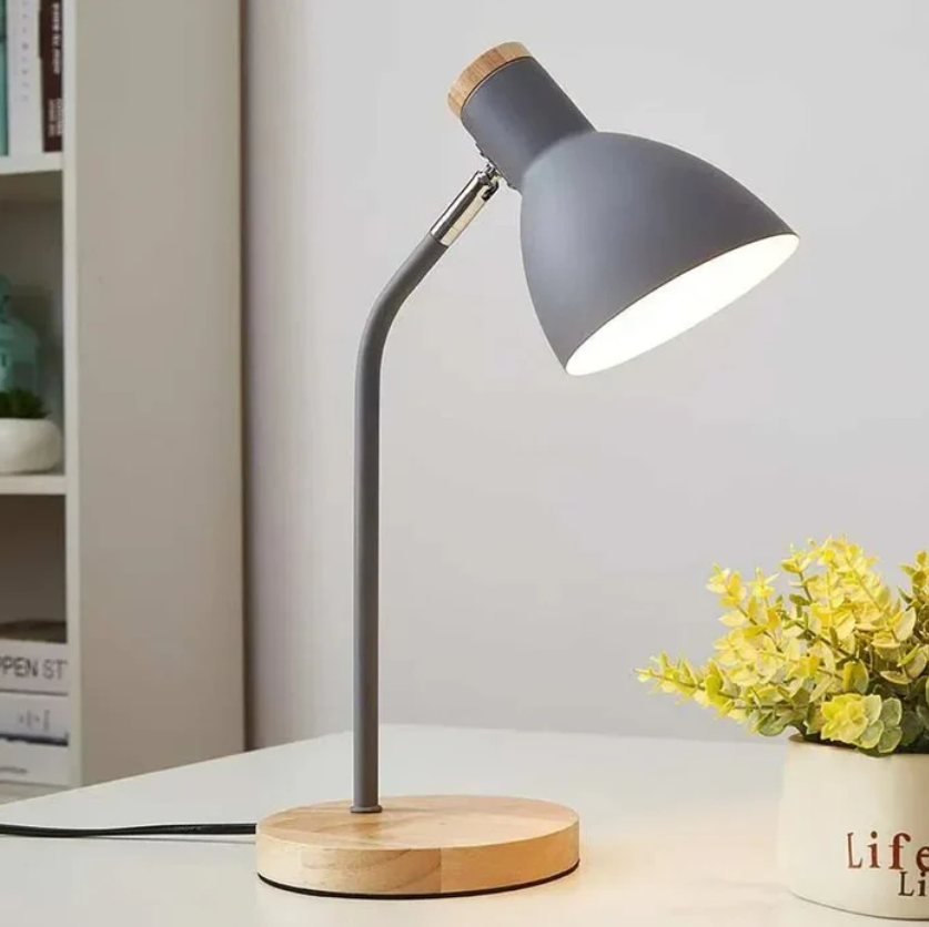 Bordlampe i Træ og Farvet Metal – LED Belysning til Moderne Kontor