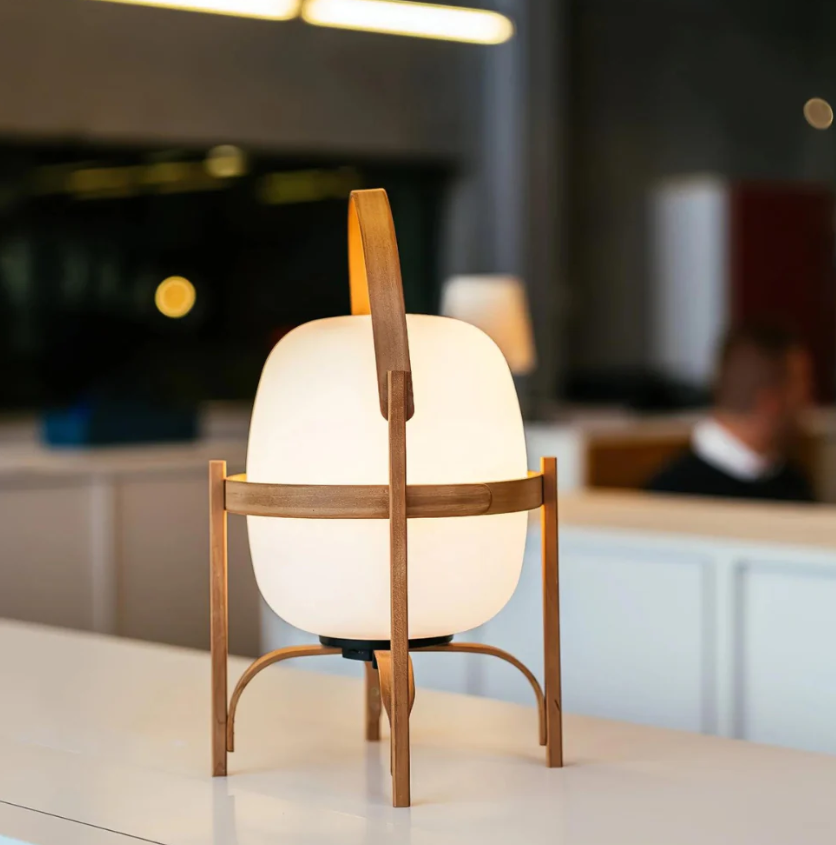 Elegant Bordlampe i Træ og Glas – Tidløst Design med Moderne Funktionalitet Bonusvis