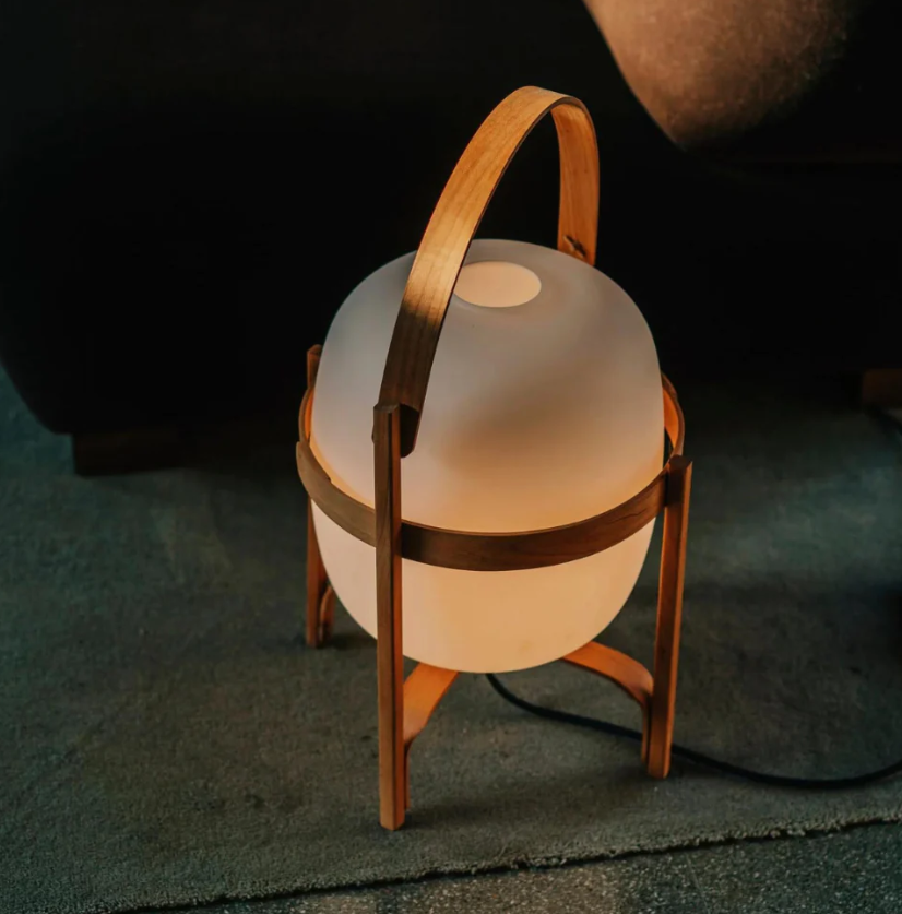 Elegant Bordlampe i Træ og Glas – Tidløst Design med Moderne Funktionalitet Bonusvis