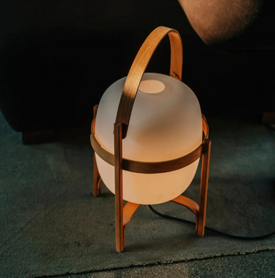 Elegant Bordlampe i Træ og Glas – Tidløst Design med Moderne Funktionalitet Bonusvis