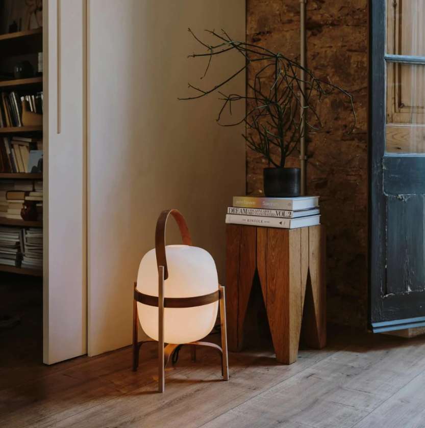 Elegant Bordlampe i Træ og Glas – Tidløst Design med Moderne Funktionalitet Bonusvis