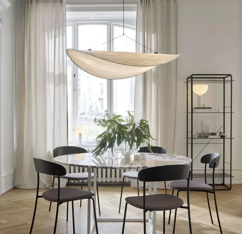 SilkGlow - Håndlavet loftlampe i silke og metal for sofistikeret belysning Bonusvis