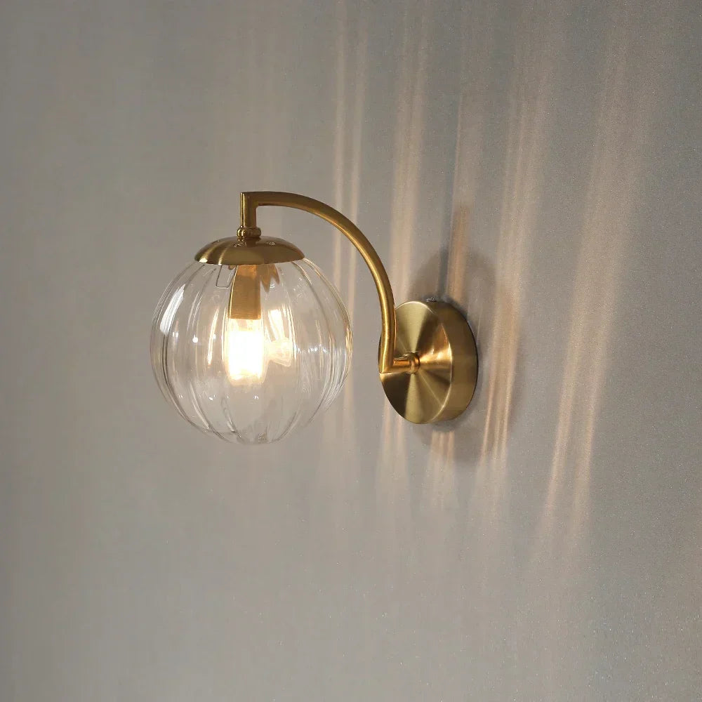 Moderne Væglampe i Metal og Farvet Glas – Elegant Belysning til Dit Hjem Bonusvis