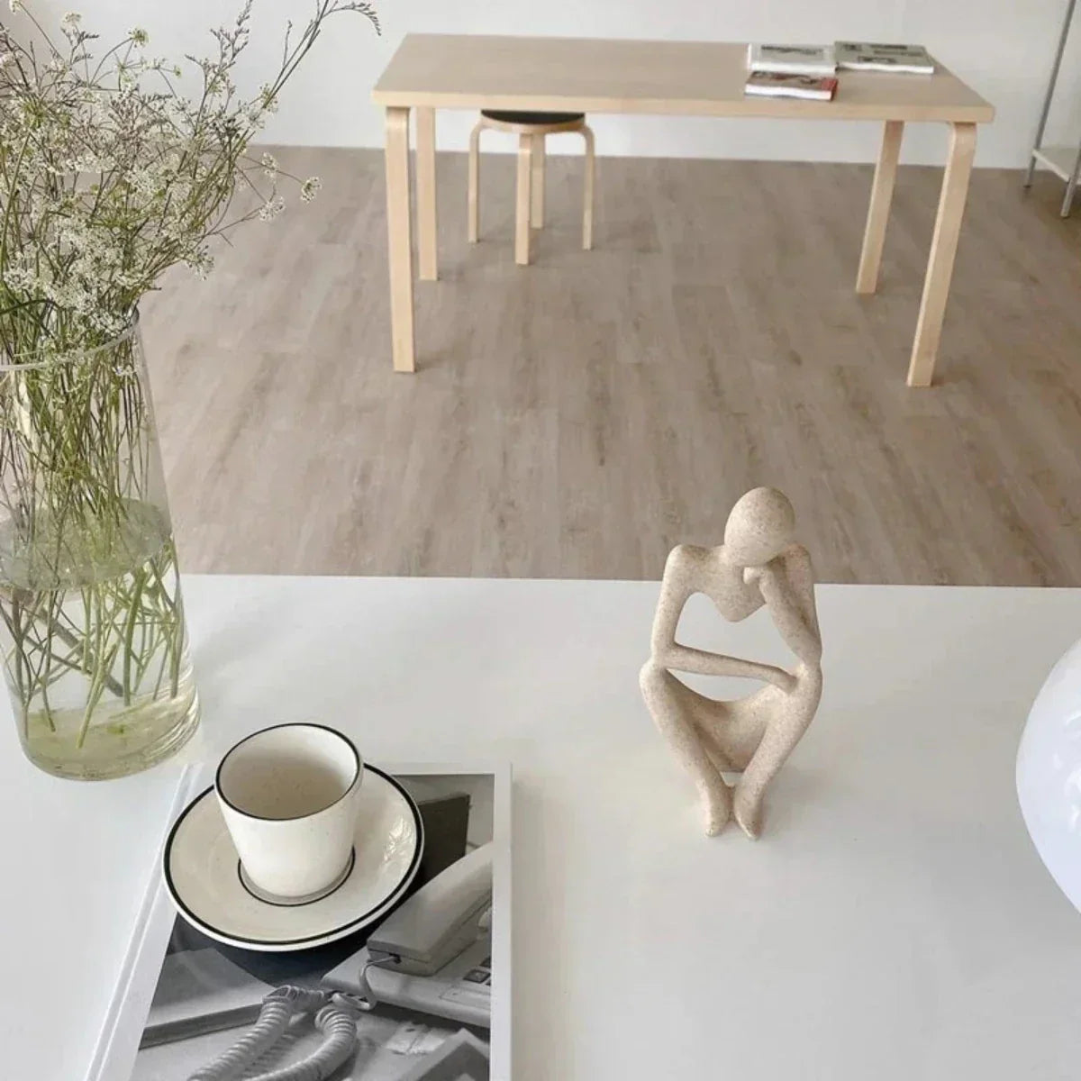 Elegance og Ro Statue – Dekorativ Resin Kunst til Dit Moderne Hjem Sand B Bonusvis