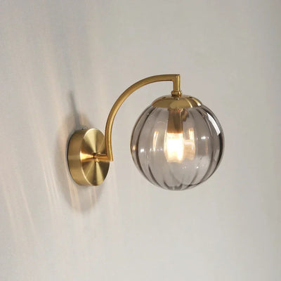Moderne Væglampe i Metal og Farvet Glas – Elegant Belysning til Dit Hjem Bonusvis