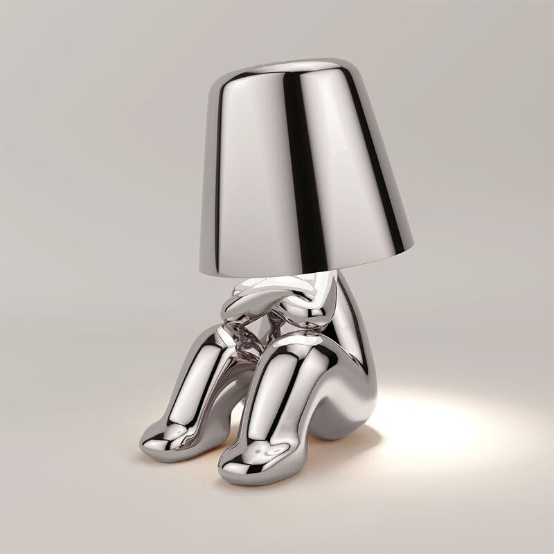 GlowHeld LED Lampe – Trådløs Bordlampe med Elegant Design Sølv sidder på jorden Bonusvis