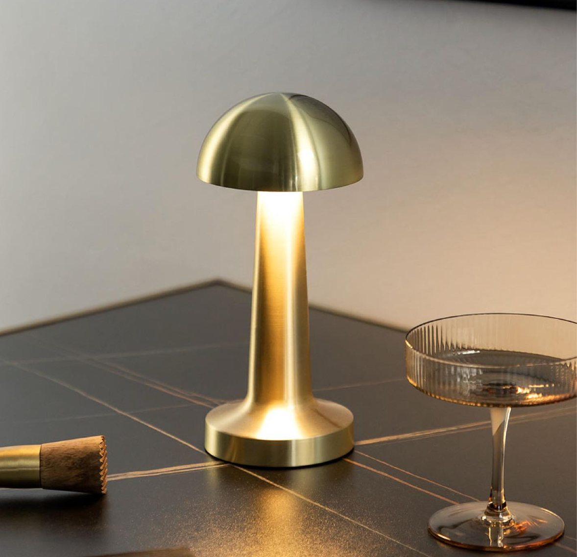 LuxTouch Trådløs Bordlampe – Justerbar Lysfarve og Elegant Design til Hjemmet Guld Bonusvis