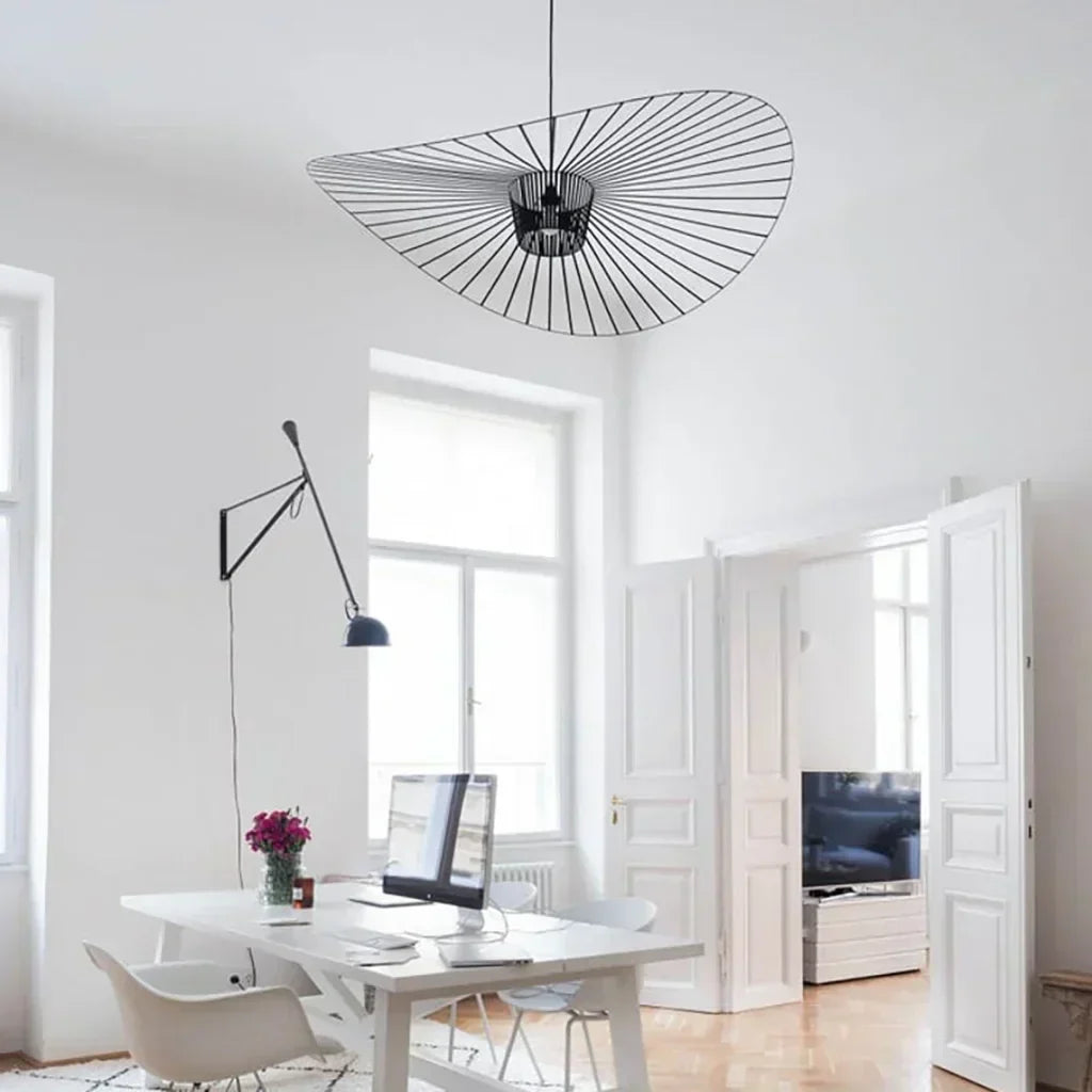 Rosland Vertigo Pendellampe – Elegant Chapeau de Paille Design i Metal og Glas Bonusvis